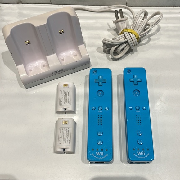Nintendo Video Games & Consoles Bundle Of Wii Blue Remotes Plus